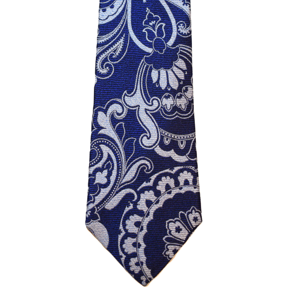 Bright_blue_necktie_with_large